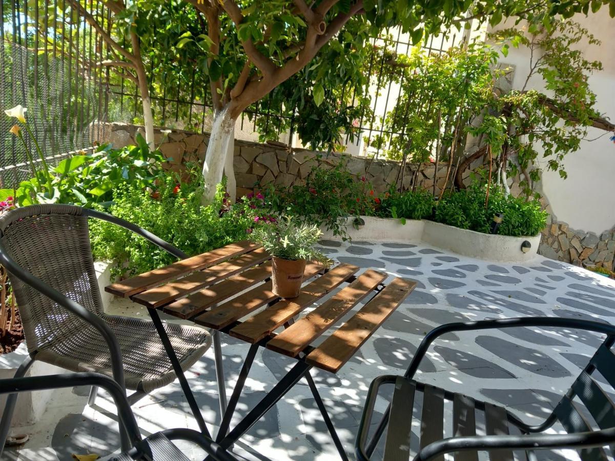 Studio In Garden Poros Town Bagian luar foto